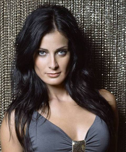 Dayanara Torres Elegant Medium Hairstyle - Dayanara-Torres-Elegant-Medium-Hairstyle