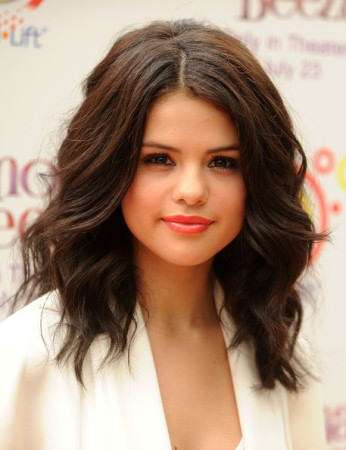 Selena Gomez Hairstyle on Celeb Star Selena Gomez With A Very Basic Hairstyle