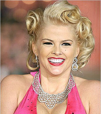 Anna Nicole Tempting Hairstyle