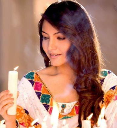 Appealing Hairstyle Of Anushka