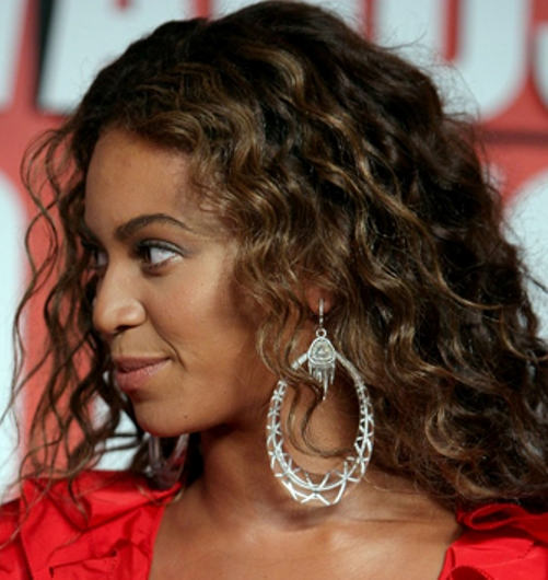 Beyonce With Her Curly Hairstyle