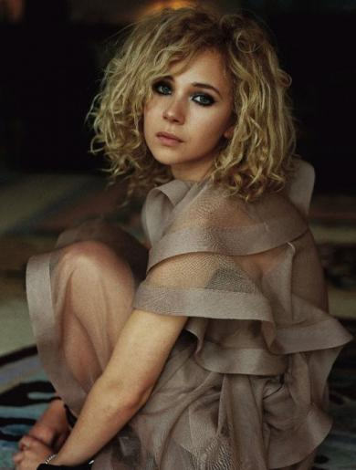 Curly Hairstyle of Juno Temple