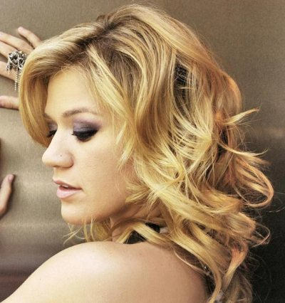 Kelly Clarkson Loose Curls Hairstyle