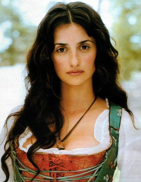 Pretty Penelope Cruz Hairstyle