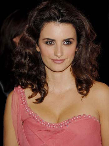 Penelope Cruz Medium Curly Hairstyle