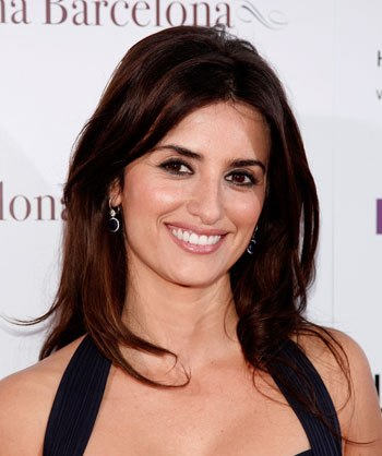 Penelope Cruz Medium Wavy Hairstyle