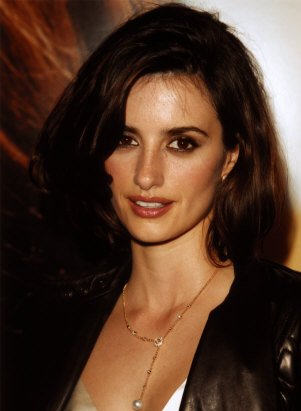 Penelope Cruz Long Wavy Hairstyle