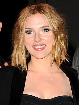 Scarlett Johansson Short Wavy Hairstyle