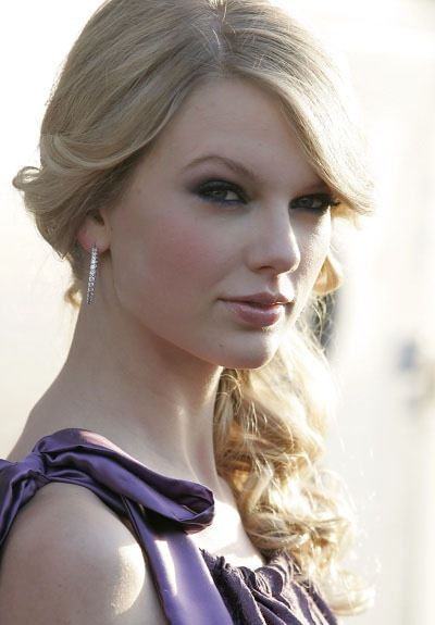 Fabulous Taylor Swift Hairstyle