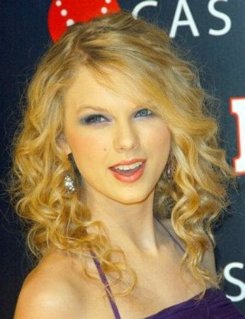 Cute Taylor Swift Hairstyle