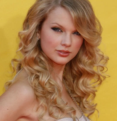 Charming Taylor Swift Curly Hairstyle