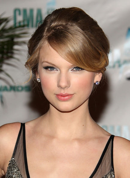 Taylor Swift Puff Hairstyle