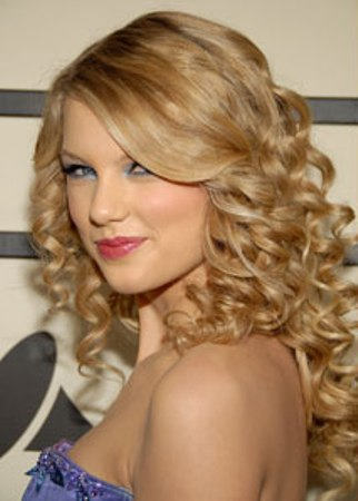 Taylor Swift Finger Curly Hairstyle