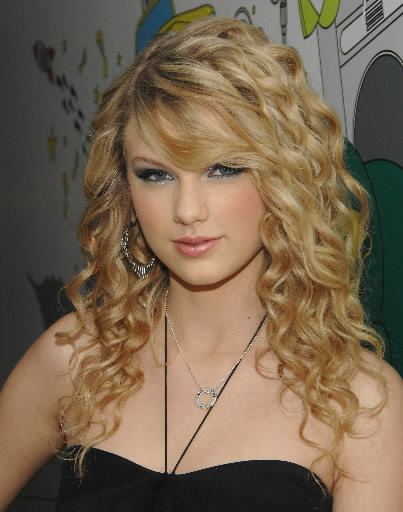 Taylor Swift Long Curly Hairstyle