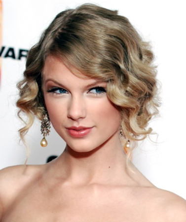 Taylor Swift Short Curly Hairstyle