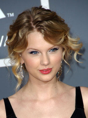 Taylor Swift Short Curly Hairstyle