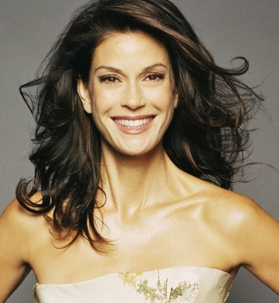 Teri Hatcher Wavy Hairstyle