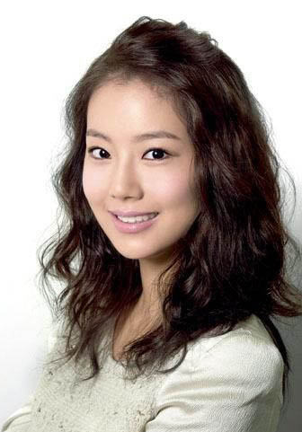 Cute Curly Korean Hairstyle