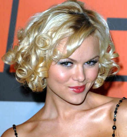Short Loose Curls Hairstyle