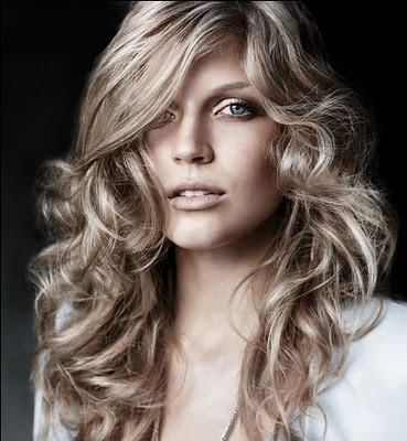 Stunning Wavy Hairstyle