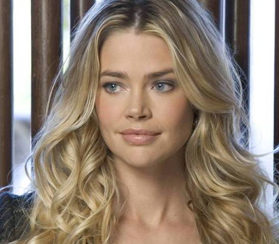 Denise Richards Elegant Wavy Hairstyle