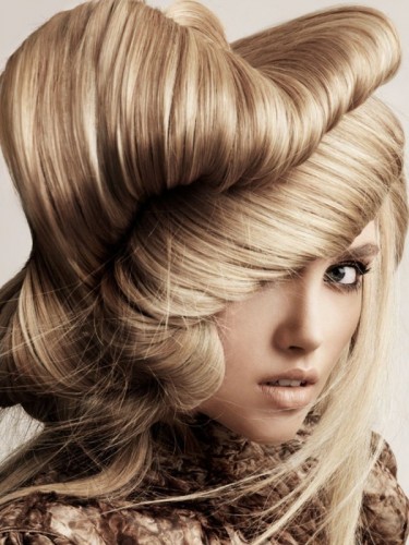 Long Blonde Pin Up Hairstyle