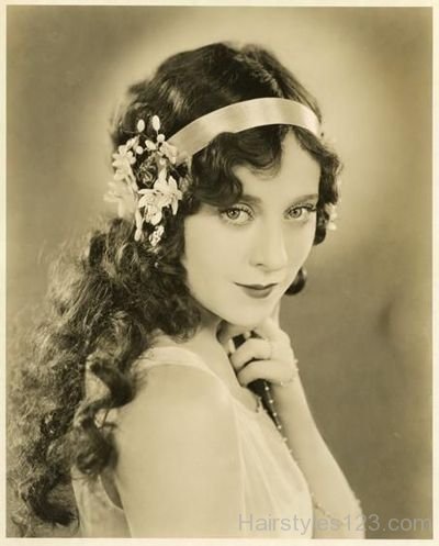 1920s Beautiful Curly Hairstyle
