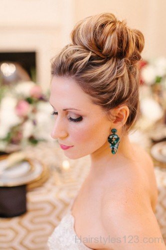 Fanstastic Bun Hairstyle For Brides