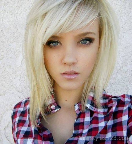 Attractive Choppy Hairstyle With Blonde Hairs