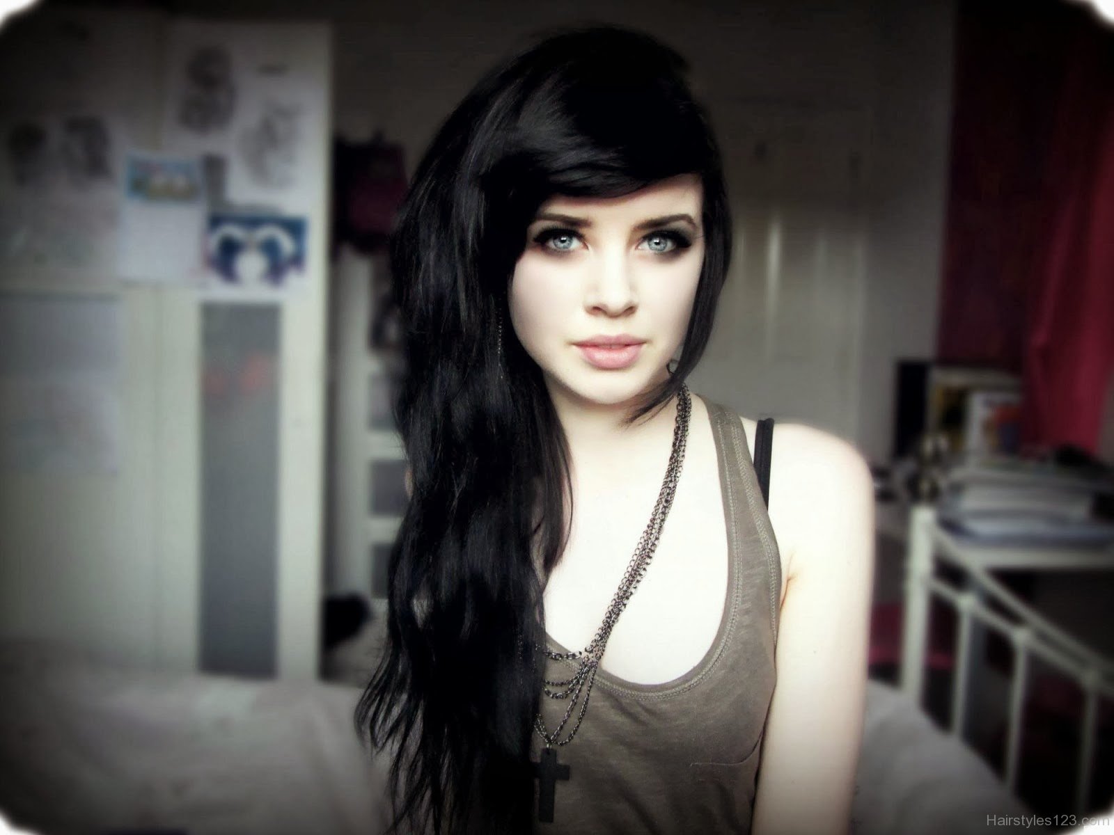 attractive emo hairstyle