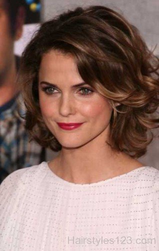 Attractive Short Wavy Hairstyle