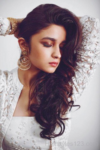 Attractive Wavy Hairstyle Of Alia Bhatt