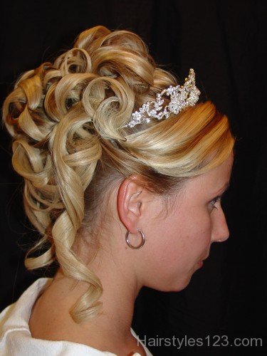 Beautiful Curly Bun Hairstyle For Wedding