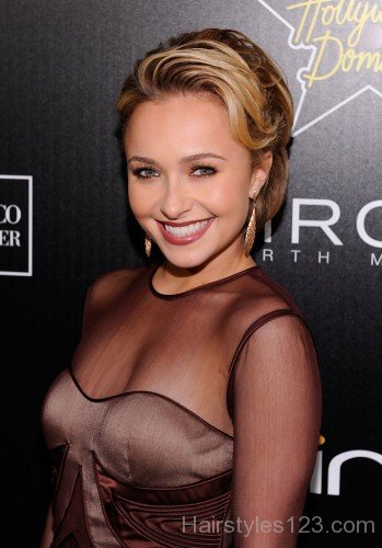 Hayden Panettiere Short Wavy Hairstyle