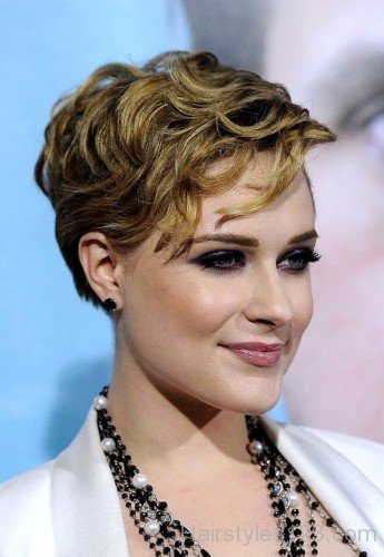 Short Wavy Hairstyle With Layered Hairs
