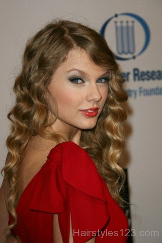 Taylor Swift Taking Finger Wave Hairstyles