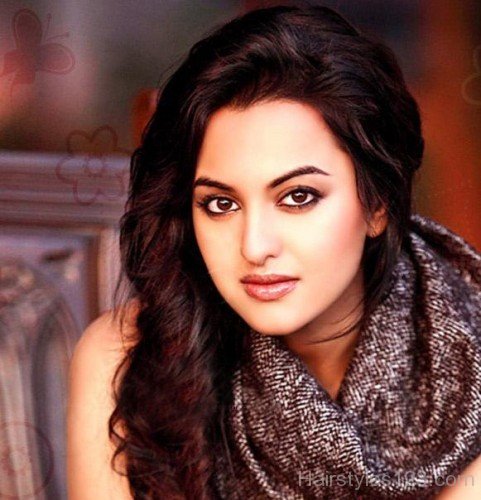  Sonakshi Sinha Wavy Hairstyle