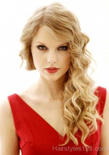 Long Wavy Hairstyle Of Taylor Swift