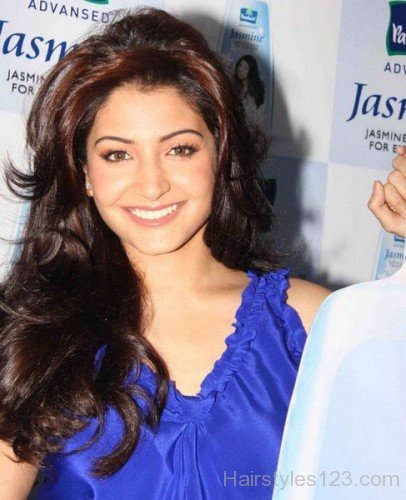 Attractive Wavy Hairstyle Of Anushka Sharma