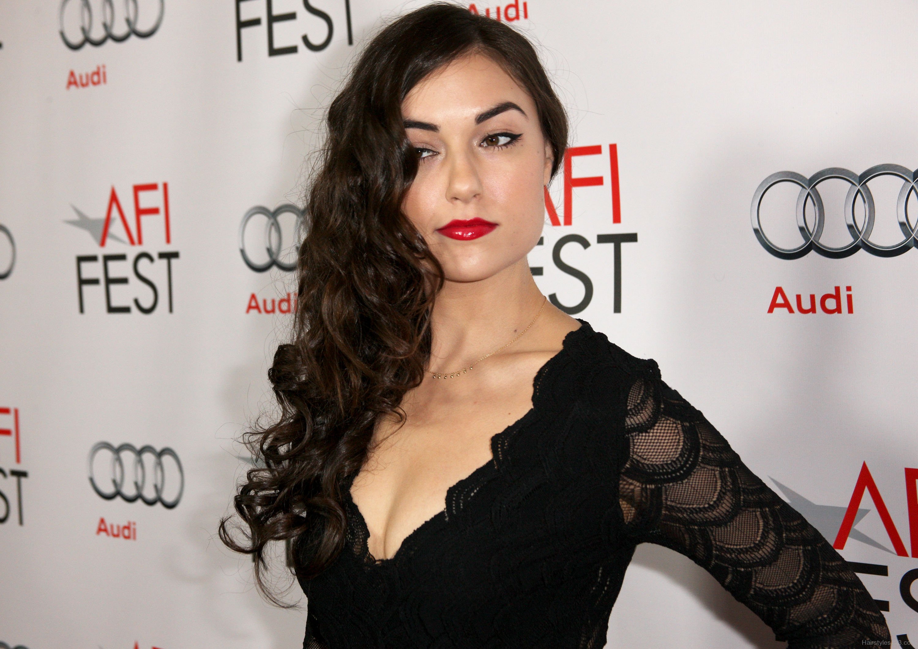 Attractive Wavy Hairstyle Of Sasha Grey 