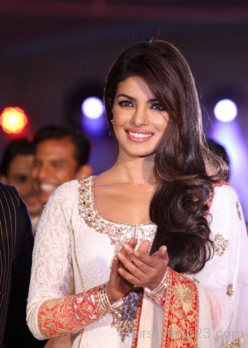 Attractivr Long Wavy Hairstyle Of Priyanka Chopra