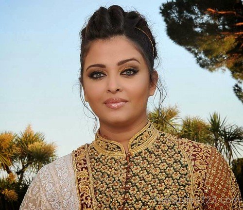 Beautiful Bun Hairstyle Of Aishwarya Rai