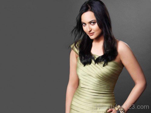 Beautiful Layered Hairsdyle Of Sonakshi Sinha