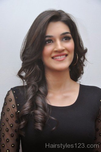 Beautiful Wavy Hairstyle Of Kriti Sanon