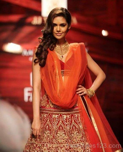 Esha Gupta Wavy Hairstyle