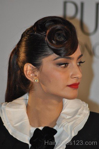 Finger Wave Hairstyle Of Sonam Kapoor