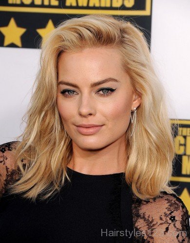 Margot Robbie Medium Layered Hairstyle