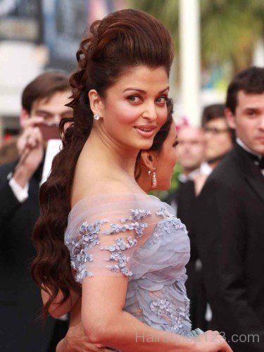 New Hairstyle Of Aishwarya Rai