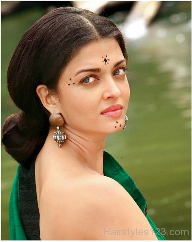 Stylish Bun Hairstyle Of Aishwarya Rai