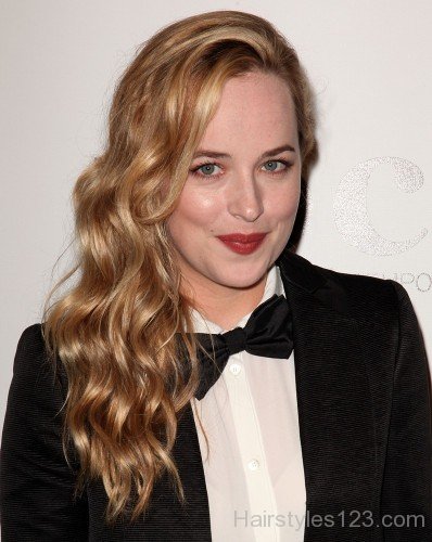 Stylish Wavy Hairstyle Of Dakota Johnson